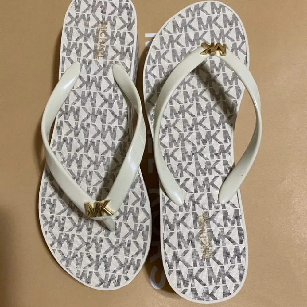 Michael Kors Flip Flop slipper  -Vanilla - Picture 10 of 13